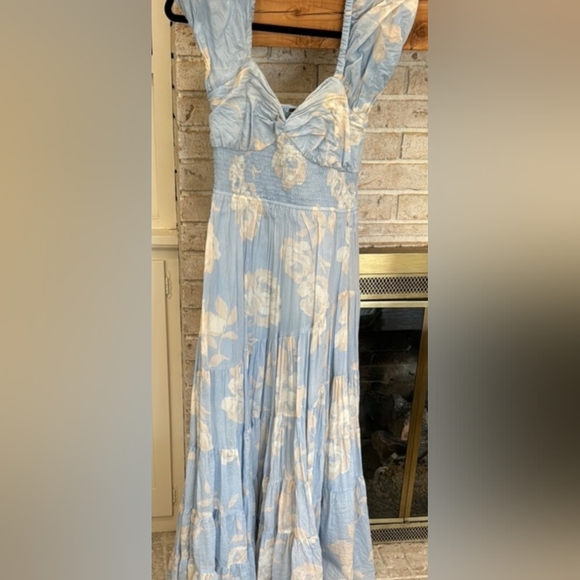 Free People Dresses & Skirts - Free People Light Blue and White Floral Spring Summer Maxi/ Midi Dress, sleeves